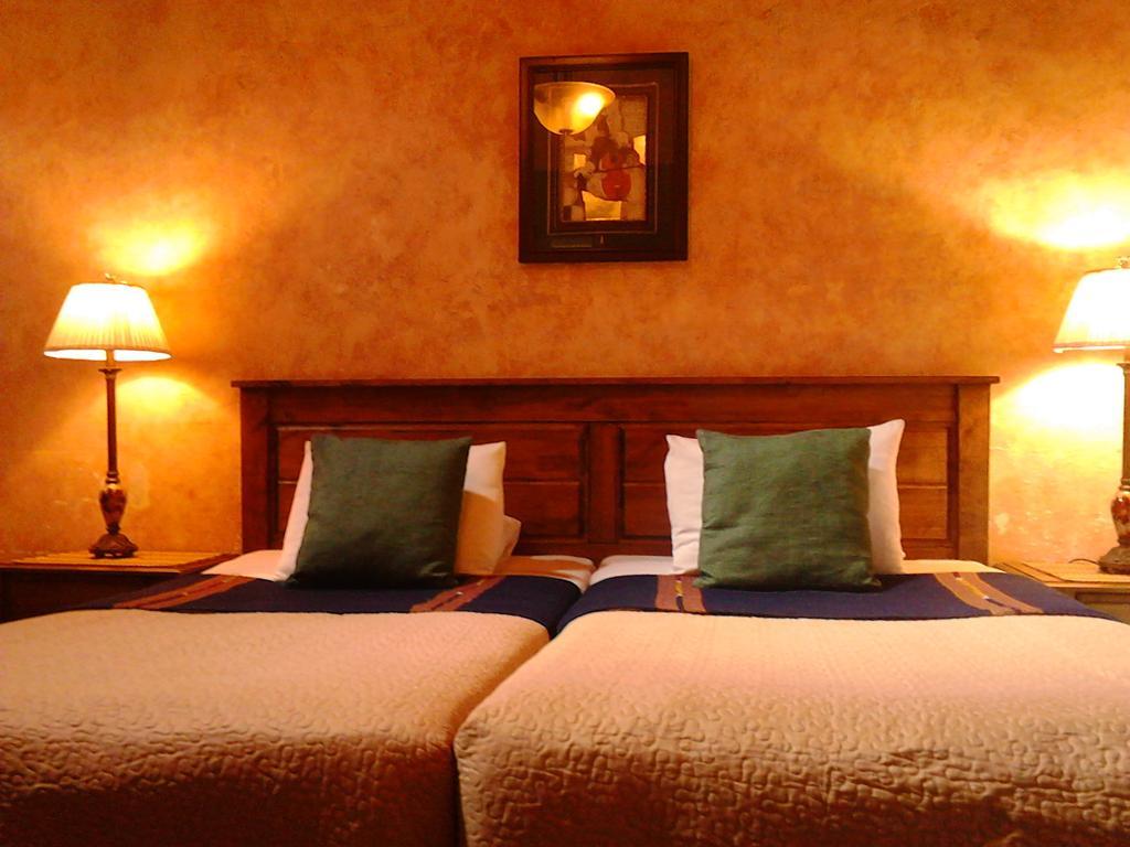 Hotel Palacio Chico 1850 Antigua Room photo